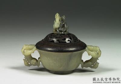 图片[2]-Jade incense burner with dragon-shaped handles and carved “shou (longevity)” character (with wood lid topped with a jade finial), Ming dynasty (1368-1644)-China Archive